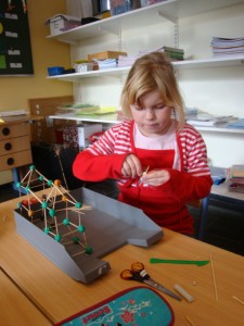 Aileens Klettergerüst steht schon stabil!